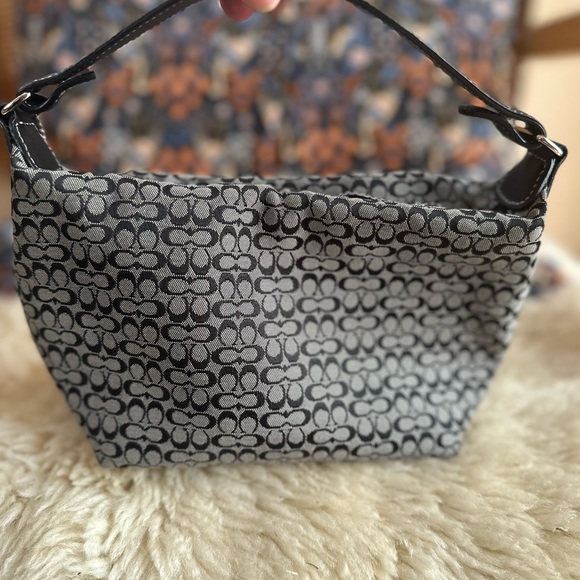 Coach Hand pouch mini in Signature - Picture 2 of 4